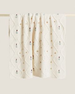 Floral Crochet Blanket offers at $89.9 in ZARA HOME