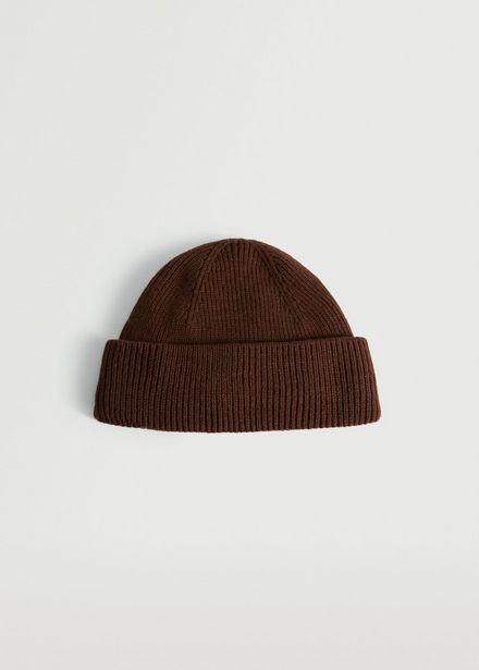 Short knitted hat offers at $17.99 in Mango