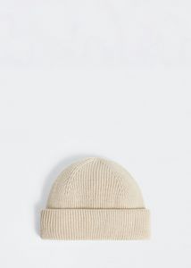 Short knitted hat offers at $19.99 in Mango