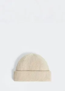 Short knitted hat offers at $19.99 in Mango