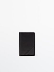 Vertical Leather Wallet offers at $69.9 in Massimo Dutti